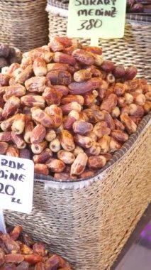  Yerel pazarda çok sayıda meyve satışı tarihi .