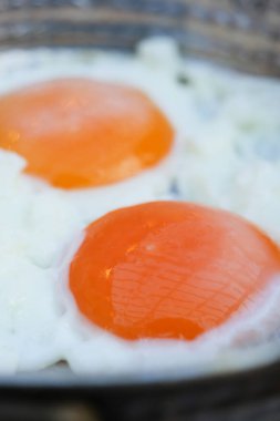 Canlı turuncu sarılarıyla sahanda yumurtalar tat alma duyusunu baştan çıkaran bir lezzettir.