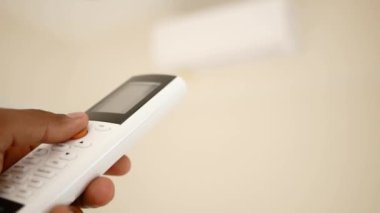 Uzaktan kumandalı bir adamın elini tut.