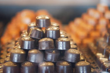 Sütlü çikolata parçalarının hoş bir düzen içinde yakın plan görüntüsü.