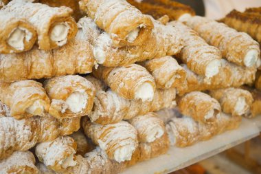 Çekici kremalı hamur işleri pudra şekerle kaplanmış, tatlı sevenleri cezbediyor.