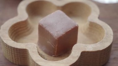 Koyu çikolata şekerini elle seç. .