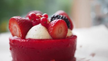 Taze çilekli, kırmızı üzümlü, böğürtlenli ve böğürtlenli bir tart.