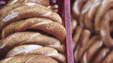 Türk Simit 'i minibüste satıyor ,