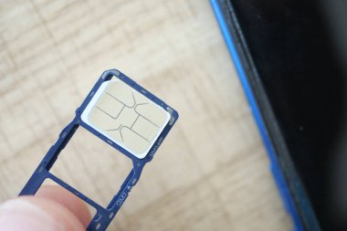 Parmakta akıllı bir telefon için sim kart ,