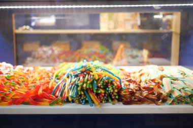 Satışlar için renkli jöle, şekerli şekerler. .