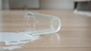 Tahta zemine beyaz süt döküldü.