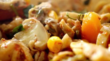 Lezzetli tavuk ve taze sebzelerin karışımı, sağlıklı yemekler için mükemmel.