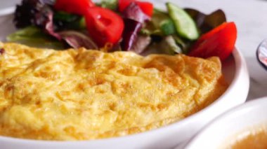 Masada sade yumurta omleti yemek. .