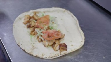 Inthe Caddesi 'nde tavuk dürümü hazırlıyorum. .