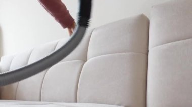 Hafif bir kanepeyi temizlerken etkili bir vakum sonuçlarına ulaşmak için döşeme eklentisi kullanın