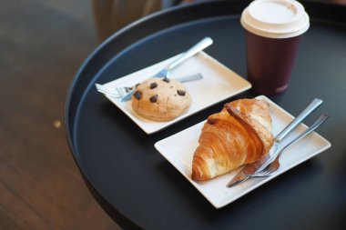 Bir fincan kahve, sıcak bir kurabiye ve tuhaf bir kruvasanla rahat bir ortam hayal et.