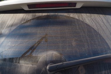 Bu, ilginç dairesel bir şekil yaratan kirli bir arka pencerenin yakın plan görüntüsü.