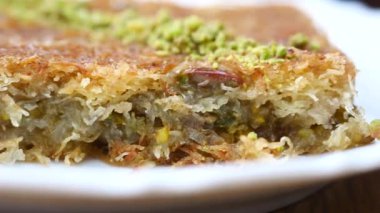 Türk tatlısı, kunafa, şam fıstıklı kadayif. .