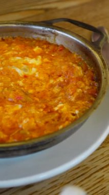 Türk Menemen omleti tavada. 