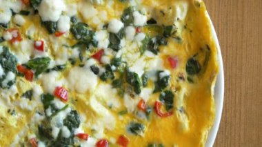 Bir tabakta yumurtalı omlet. ,