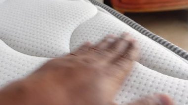 Yatağın üzerine elinle ortopedik yatak dokundur ve bastır.