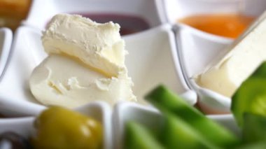 Küçük kâselerde serpilmiş kremalı sosların göz alıcı bir görüntüsü.