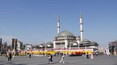 İstanbul 'da bir cami var. Taksim Camii