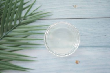  Hindistan cevizi yağı masadaki konteynırda ,