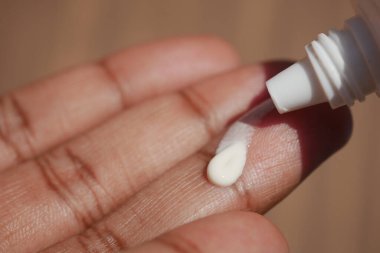  Gençler güneş kremi kullanıyor. .