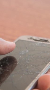 Kırık akıllı telefonu tutan adama yakın dur.