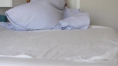 Genç kadınlar yatak odasında yatıyorlar.