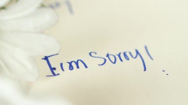 Alyansın yanındaki üzgün sözcüğe dikkat edin...