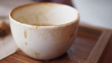 Masadaki boş kahve fincanının üst görüntüsü