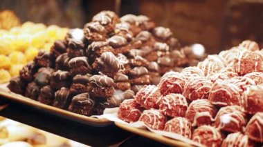 Çeşit çeşit çikolata ve çeşitli şekerlemelerin son derece cezbedici ve cezbedici bir gösterisi.