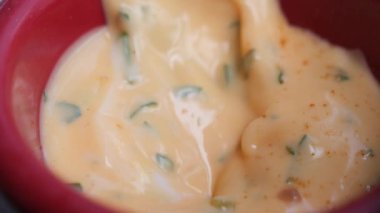 Kremalı sosa batırılmış çıtır patates kızartması yakın plan, mükemmel konforlu yemek anını yakalıyor..