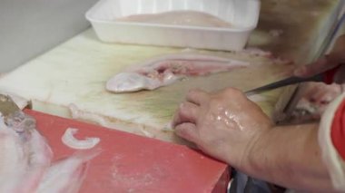  Daha fazla pişirmek için balık temizliyorum.,