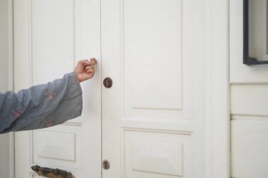 Kadınlar kapıyı çalar..