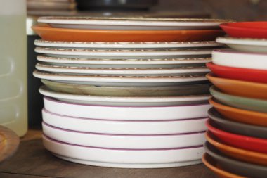 Mutfak masasında yuvarlak kase ya da seramik tabak