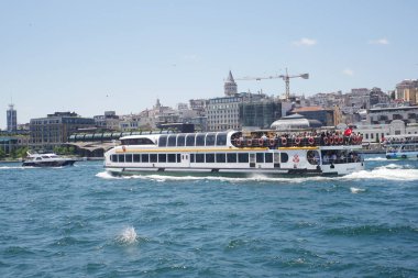 Türkiye İstanbul 18 Temmuz 2023. Boğaz 'da nakliye feribotu. Feribot yolcu taşır..