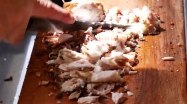 Türk sokak yemekleri Kokorec ahşap fırında pişirilmiş koyun bağırsağından yapılır.