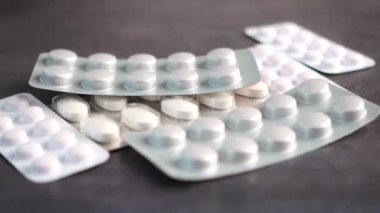 Masadaki su toplayıcı hapları kapat. .