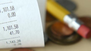 Masadaki makbuz, madeni para, kalem harcamaları, bütçe işlemlerini, mali işlemleri simgeler