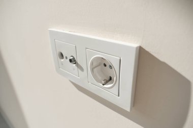 Çeşitli ihtiyaçlar için çift prizli parlak, modern bir prizdir.