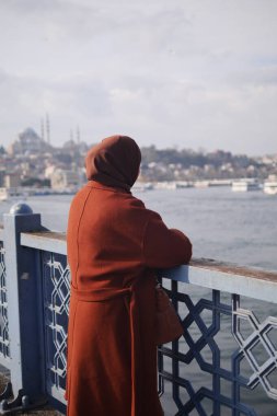 Mutsuz kız bankta dikiliyor 