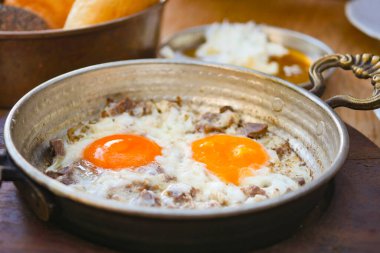 Lezzetli ve sağlıklı bir yemek, yumurta ve et, nefis bir kahvaltı ya da brunch için mükemmel.