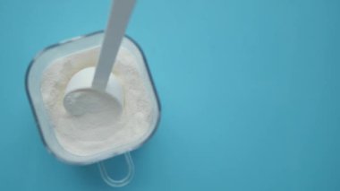 Bir kabın içindeki bebek sütü tozunun üst görüntüsü .