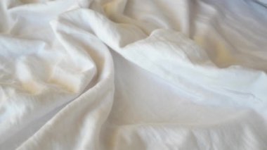 Zarif beyaz kumaş yumuşak dokular ve yumuşak perdeler sergiliyor, pek çok kullanım için ideal.