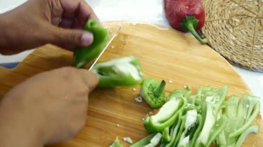 Kadınlar doğrama tahtasıyla kapsiyum kesiyorlar. ,