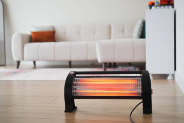 Modern elektrikli kızılötesi ısıtıcı oturma odasında, yakın çekim. Yüksek kalite fotoğraf
