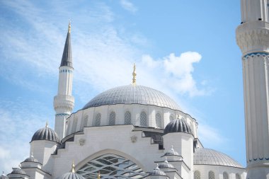 İstanbul 'da mavi gökyüzüne karşı bir caminin kubbesi .