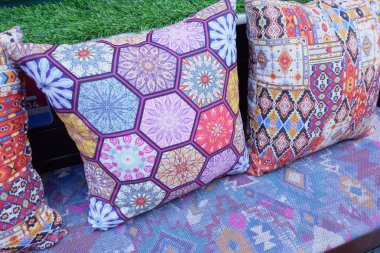 Geleneksel bir Türk Çarşısında renkli yastıklar satışa sunuldu