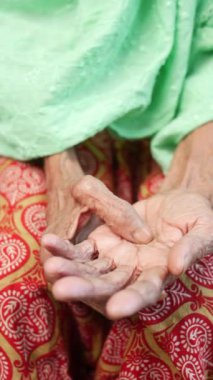 Acıdan muzdarip yaşlı kadın .