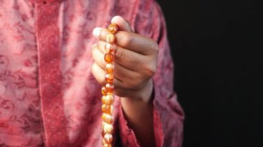 Ramazan 'da namaz kılan müslüman adam .