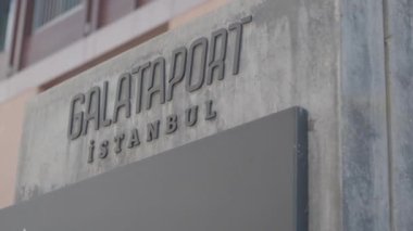  eminonu dilinde Galataport metin işareti,